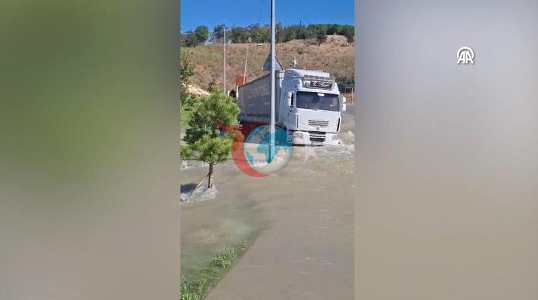İstanbul Başakşehirdə su borusu partladı. Gölə çevrildi