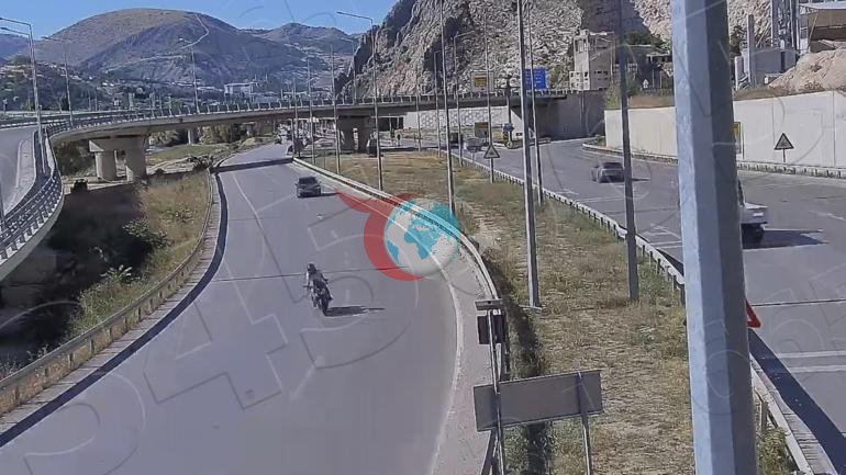 Bariyere çarpan motosiklet sürücüsü öldü Feci kaza kamerada