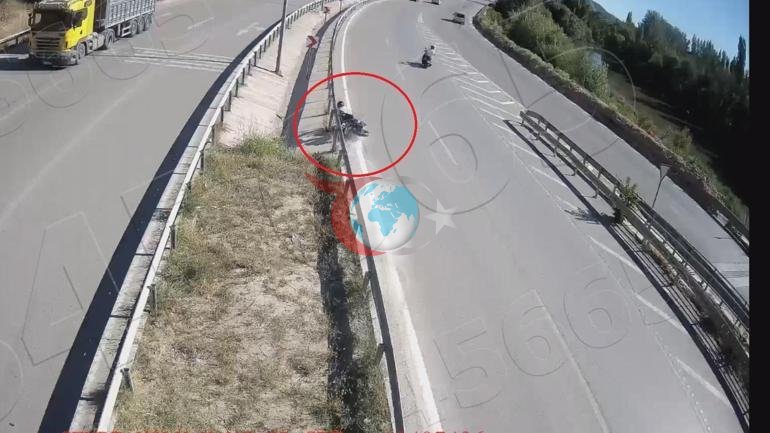 Bariyere çarpan motosiklet sürücüsü öldü Feci kaza kamerada
