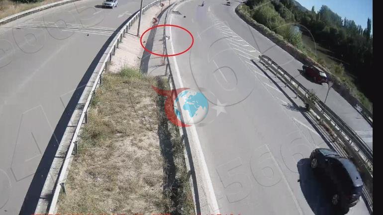 Bariyere çarpan motosiklet sürücüsü öldü Feci kaza kamerada