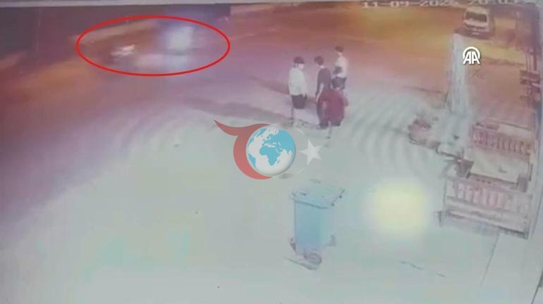 İki motosiklet kafa kafaya çarpıştı Kaza anı kamerada