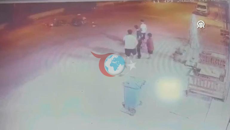 İki motosiklet kafa kafaya çarpıştı Kaza anı kamerada