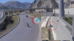Bariyere çarpan motosiklet sürücüsü öldü! Feci kaza kamerada