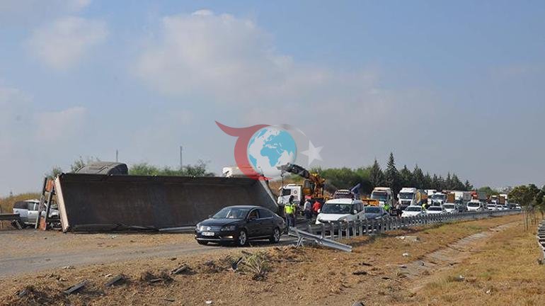 Qarşı zolaqdan keçən yük maşını terrora səbəb olub. 1 nəfər ölüb, 2 nəfər yaralanıb. height=