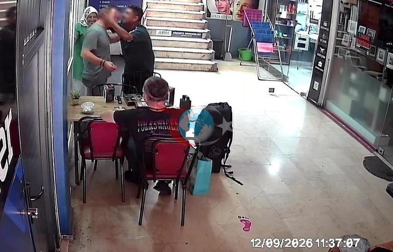 Ko'cha sotuvchisidan amaliy elektroshok namoyishi Savdo usuli dahshatli tushga aylandi
