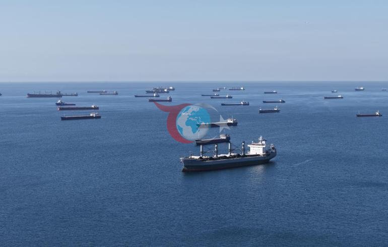 Karadeniz’e geçemeyen gemiler Marmara’ya yığıldı: Dev filo yoğunluğu