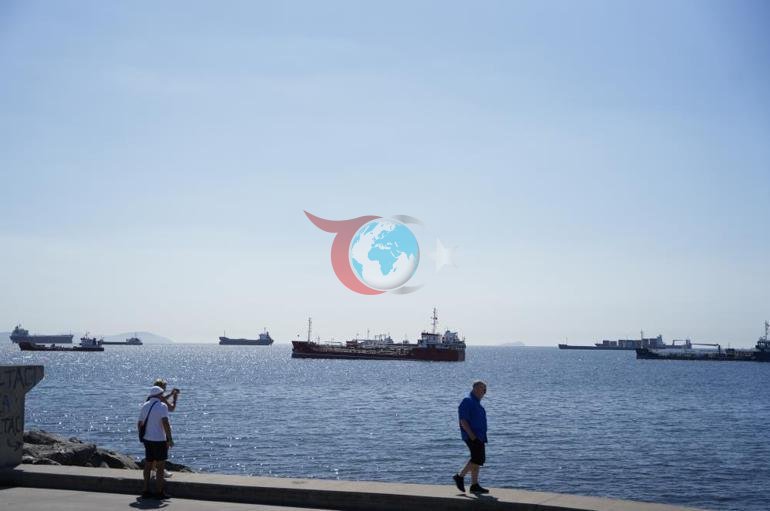 Karadeniz’e geçemeyen gemiler Marmara’ya yığıldı: Dev filo yoğunluğu