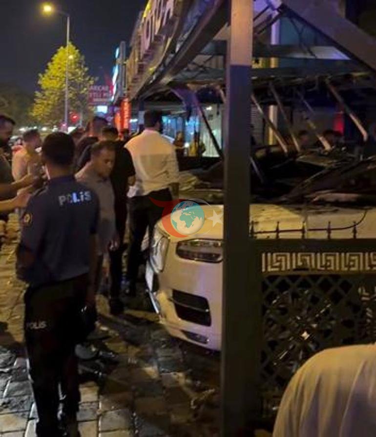 Antalya’da gece yarısı korkutan yangın Oto galeride başladı, 3 katlı apartmana sıçradı