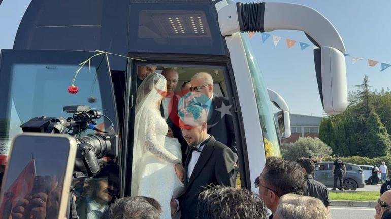 Prezident Ərdoğan gənc cütlüyü avtobusuna dəvət etdi