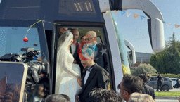 Cumhurbaşkanı Erdoğan, genç çifti otobüsüne davet etti