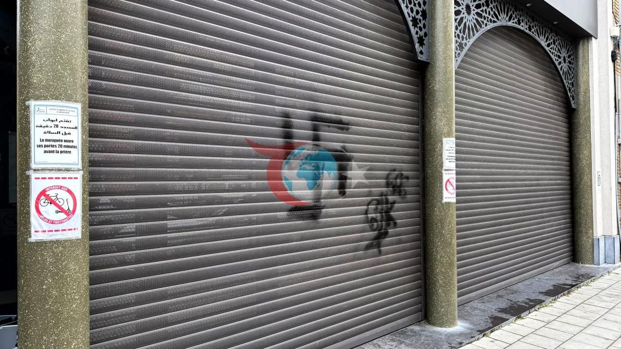Belçika'da İslamofobik Provokasyon: Brüksel'deki El Mouahidine Camisi'ne Gamalı Haçlı Çirkin Saldırı
