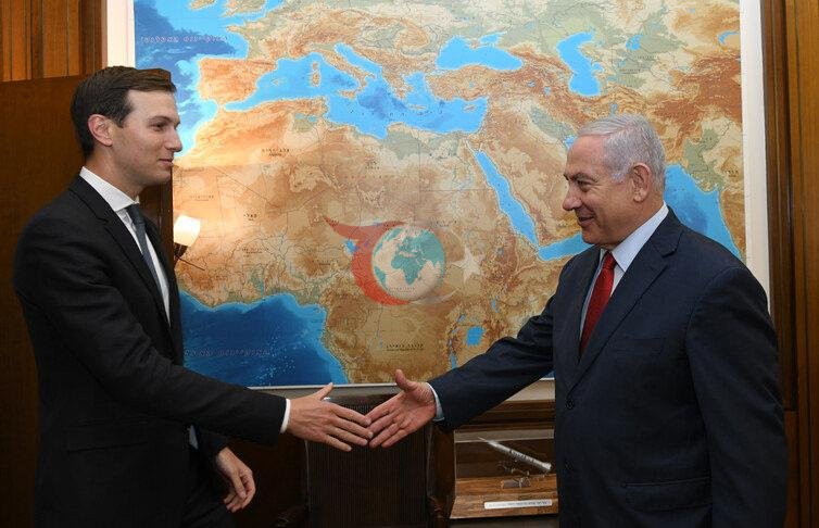 ABD Başkanı Donald Trump'ın Özel Temsilcisi ve damadı Jared Kushner, İsrail Başbakanı Binyamin Netanyahu ile tokalaşıyor.