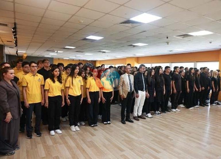 Türkiyənin ilk liseyi süni intellekt bölməsi olan Dəmirören Media Liseyində birinci sinif zəngi çalındı.