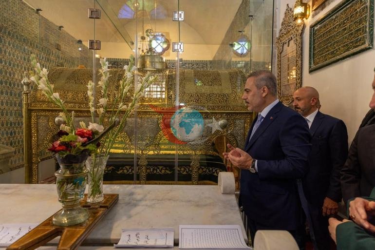 Ministr Fidan Siriýadaky metjitlere we mazarlara baryp gördi