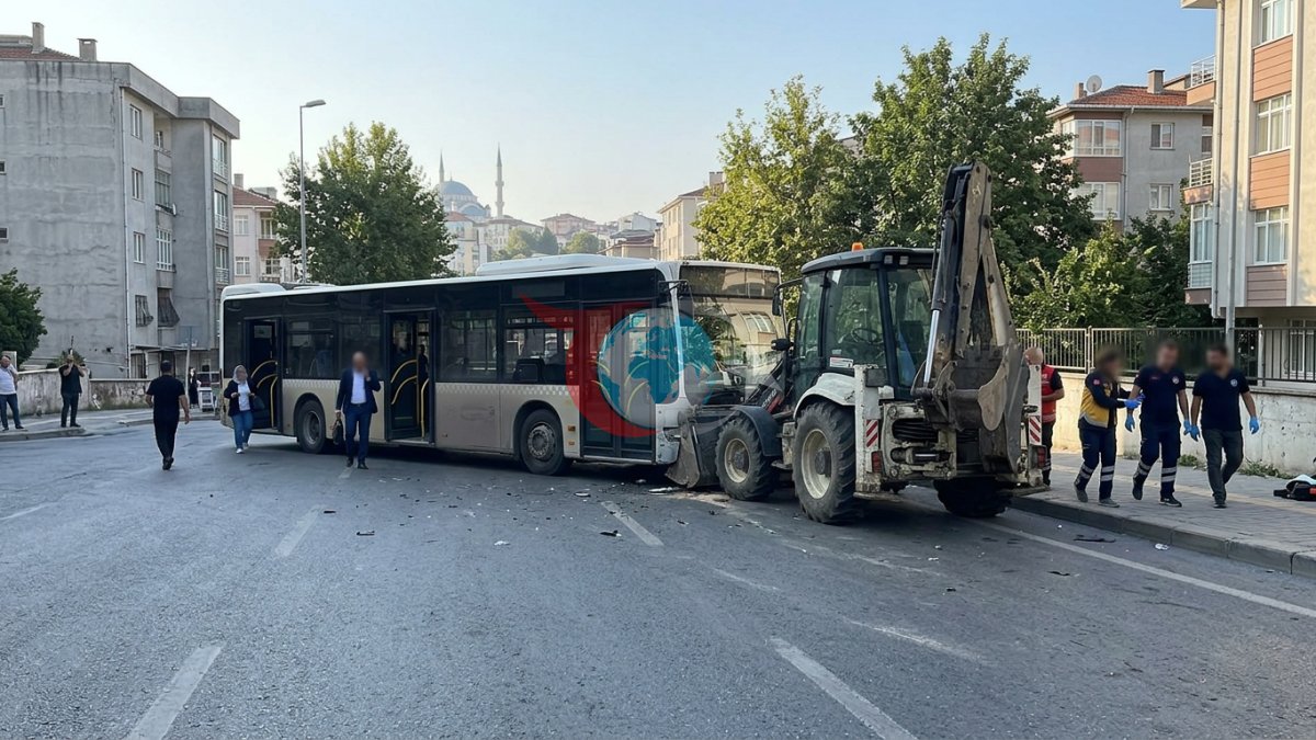Beşiktaş'ta İETT Otobüsü İş Makinesine Çarptı: Dehşet Anları Kamerada!