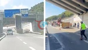 Çekmeköyde hafriyat kamyonu üst geçide çarptı Dorse yola devrildi