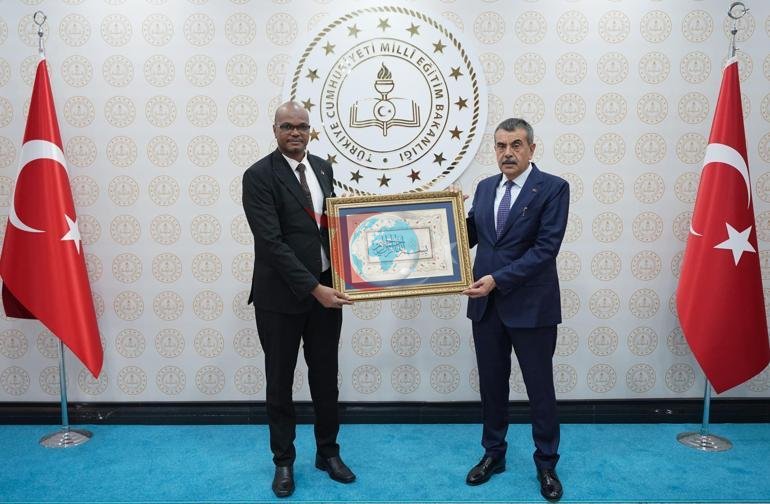 Milliy ta'lim vaziri Yusuf Tekin Sudan Ta'lim vaziri Hajar bilan uchrashdi