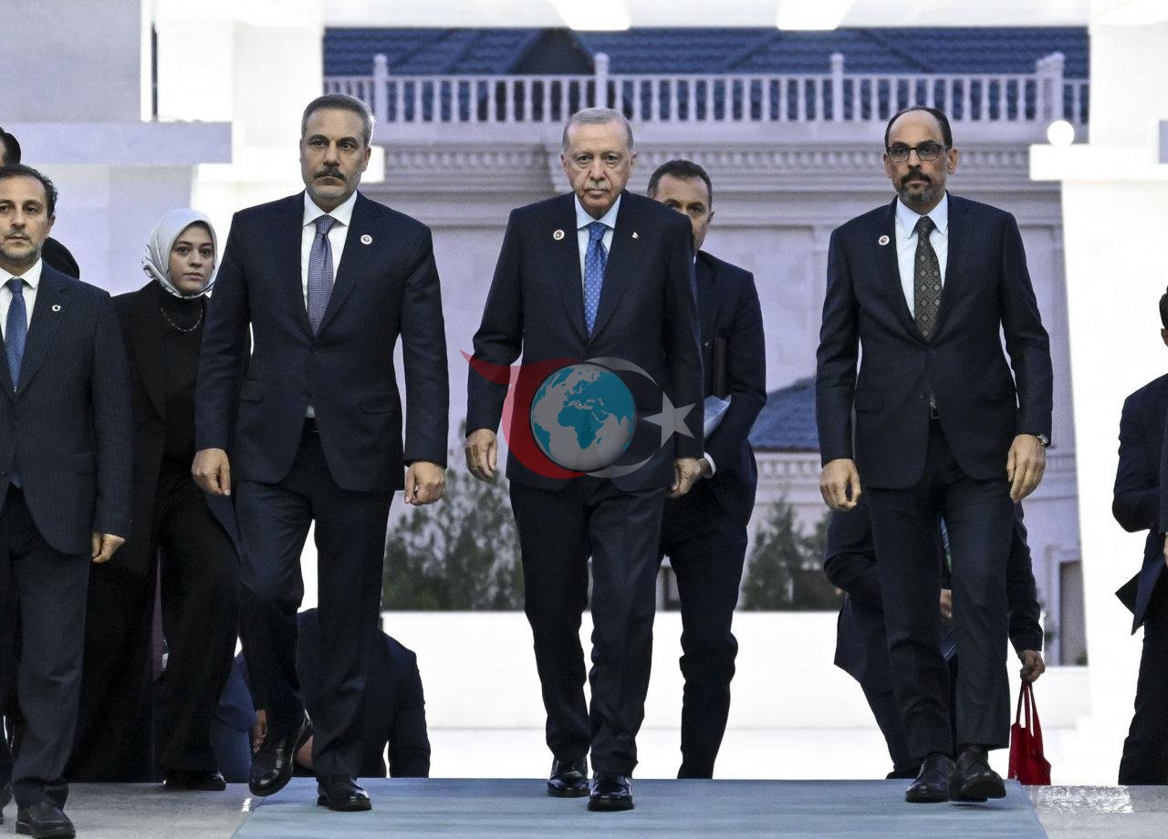 Recep Tayyip Erdoğan (ortada), Hakan Fidan (solda), İbrahim Kalın (sağda)