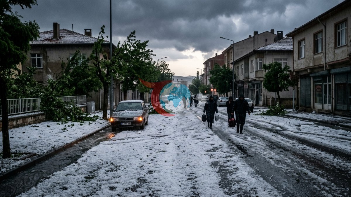 Yozgat Boğazlıyan'da Şiddetli Dolu ve Fırtına Hayatı Felç Etti! Yerler Beyaza Büründü