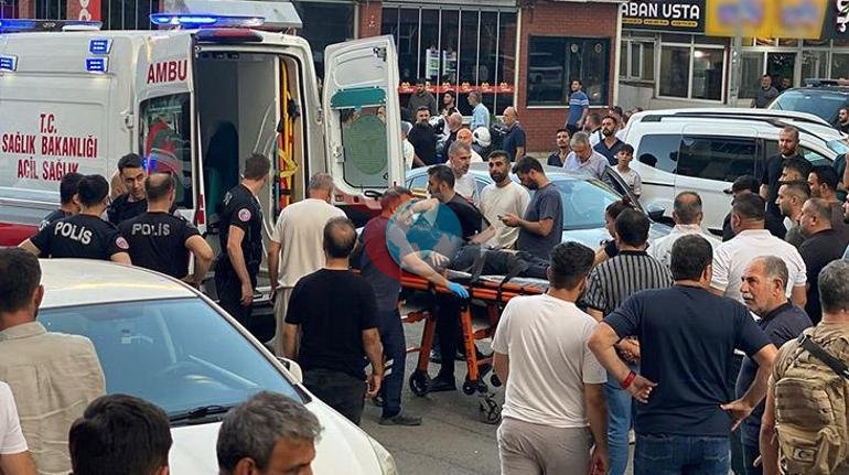 Batmanda cadde ortasında kavga 2si yoldan geçiyordu... 3 kişi yaralandı