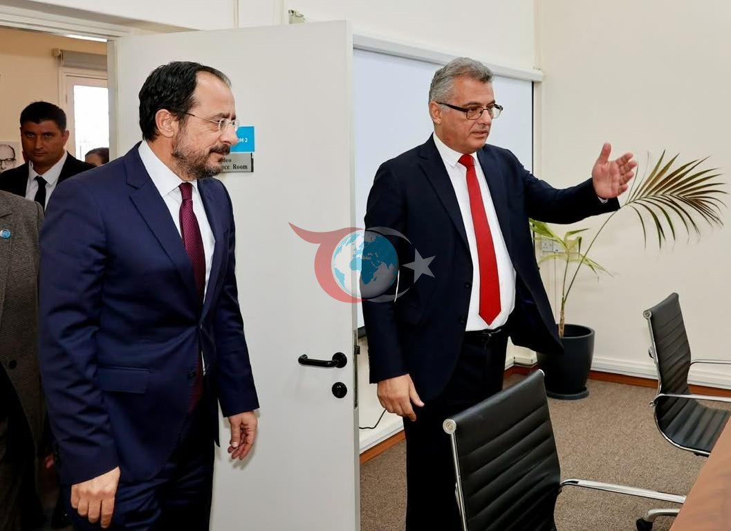 Shimoliy Kipr Turk Respublikasi (ShKTR) Prezidenti Tufan Erhurman (o'ngda) Birlashgan Millatlar Tashkiloti (BMT) nazorati ostidagi bufer zonada Janubiy Kipr Rum boshqaruvi (GCA) rahbari Nikos Hristodulidis (chapda) bilan uchrashdi.