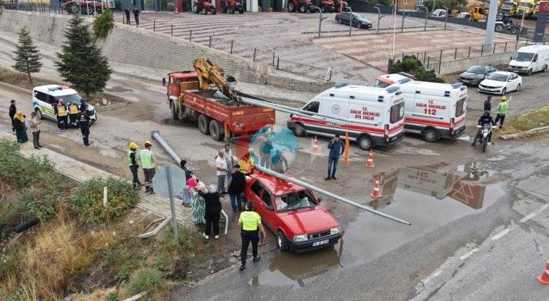 Kırıkkalede korkunç olay: Elektrik direkleri Tofaşın üzerine devrildi