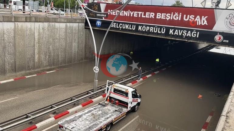 Uşakta sağanak yağış Yollar göle döndü