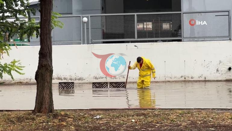 Uşakta sağanak yağış Yollar göle döndü