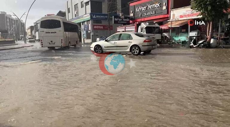Uşakta sağanak yağış Yollar göle döndü