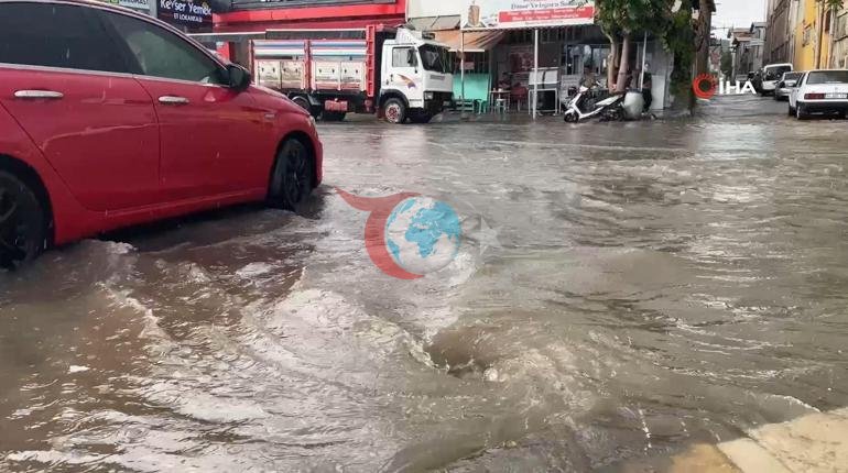 Uşakta sağanak yağış Yollar göle döndü