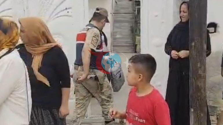 Үйге 4 адам кіріп, үй иесін пышақтап, орындыққа байлап тастады. Ол алтынмен бірге жоғалып кетті.