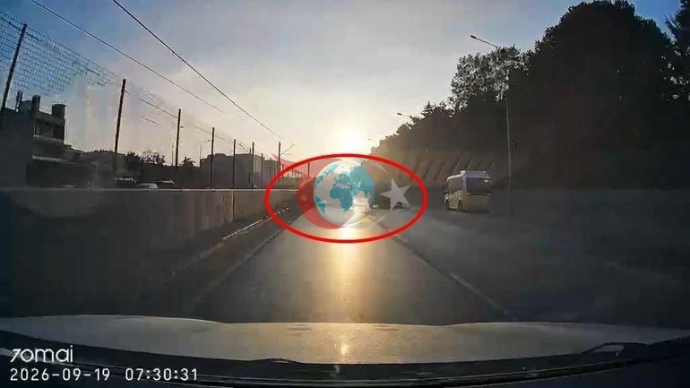 Bursa’da korkutan kaza kamerada Kamyonet çarptı, hafif ticari araç otomobilin üzerine devrildi