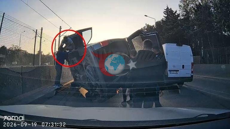 Bursa’da korkutan kaza kamerada Kamyonet çarptı, hafif ticari araç otomobilin üzerine devrildi