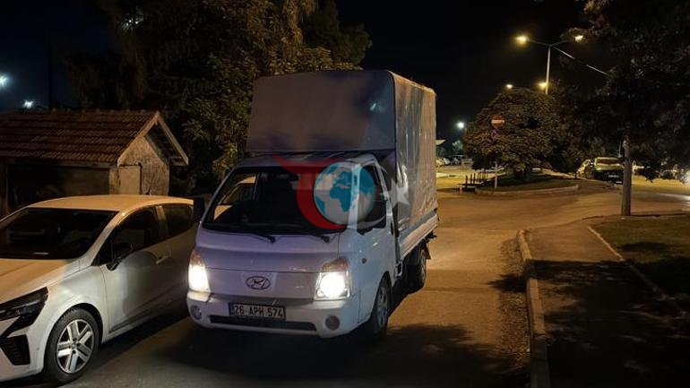 Eşi tarafından zorla tutulduğu kamyonetin kapısını açıp kendini yola attı