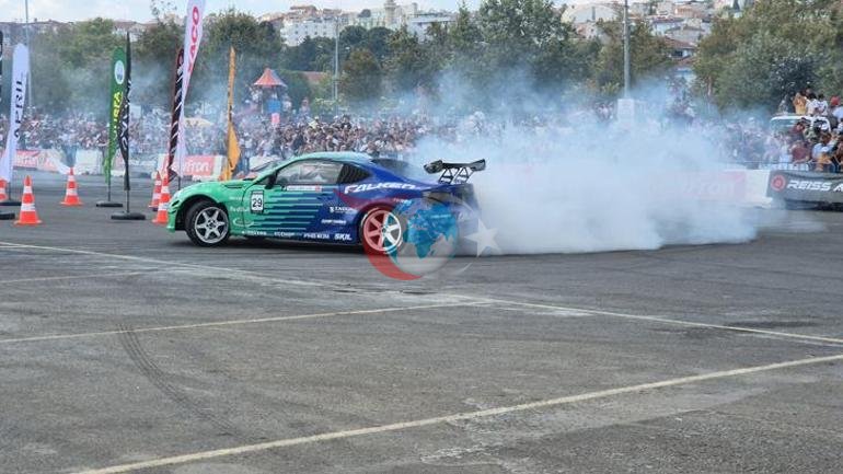Tekirdağda Drift festivalı nəfəs kəsdi. 120 xüsusi vasitə parketə çıxdı, yeri tüstü basdı.