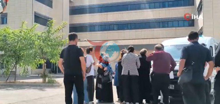Antalya’da SUP yaparken hayatını kaybetti 22 yaşındaki gencin annesi cenaze aracının önünü kesti