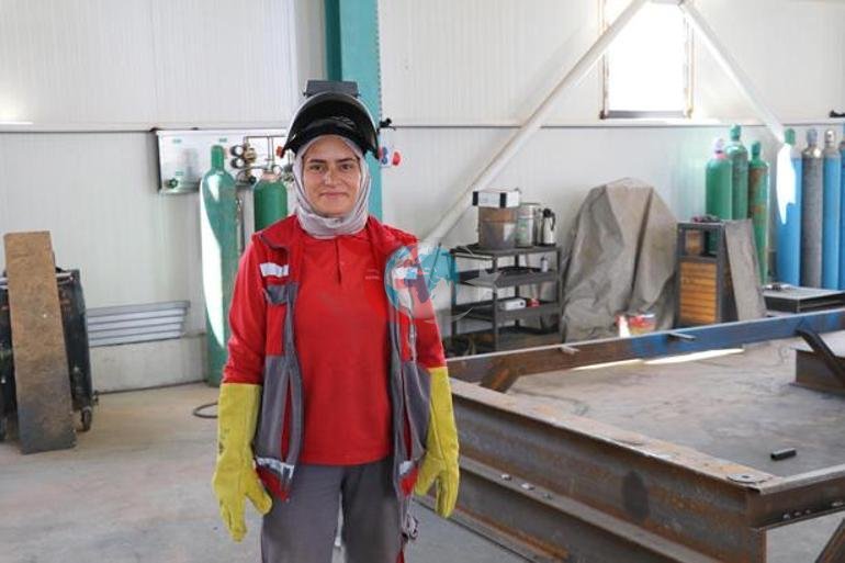 U 15 yoshida ish boshlagan, 30 yildan beri taslim bo'lmagan. U o'z kasbi bilan ajralib turadi. U er-xotinlik kasbi bilan ajralib turadi.