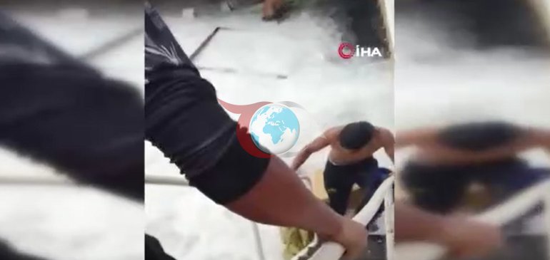 Denizde dehşet anları anbean kamerada 2 gemi çarpıştı