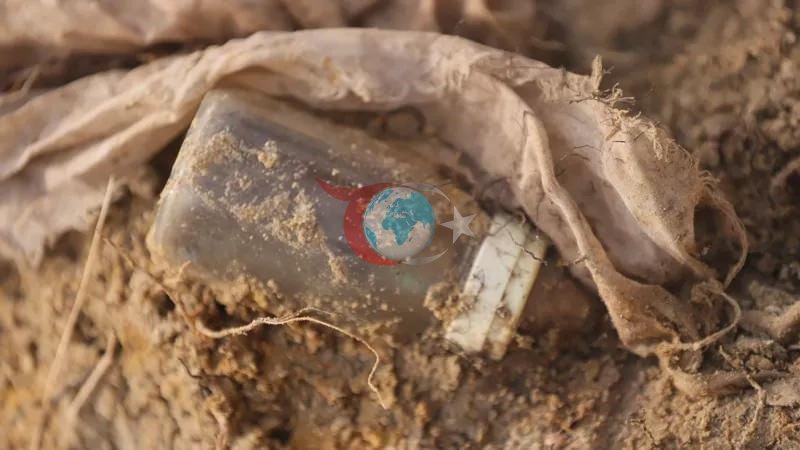 Adamyň galyndylaryndan başga-da, açylan gabyrda iýmitlenýän çüýşeler ýaly şahsy zatlar hem tapyldy. (Çeşme: BBC)