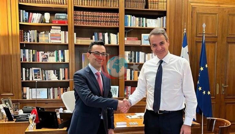 Profesör Sotiris Serbos (solda), Yunanistan Başbakanı Kiriakos Miçotakis ile birlikte.