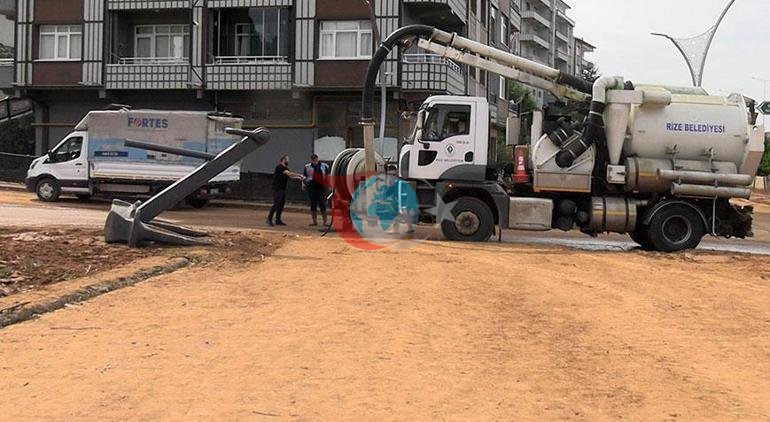 Rize’de selin ardından hayat normale dönüyor Çamurun içinde çay hasadı