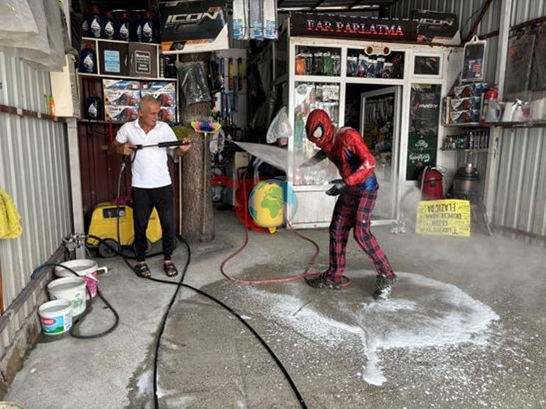 Örümcek Adam Türkiye turunda Oto yıkamacıda hortumla yıkandı