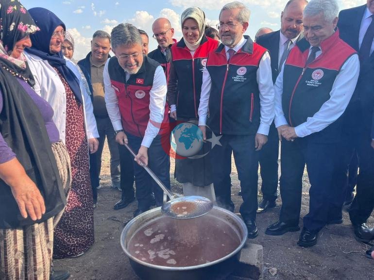Bakan Yumaklı: Bu sene 3 milyon 850 bin tonluk bir üzüm üretimi gerçekleşecek