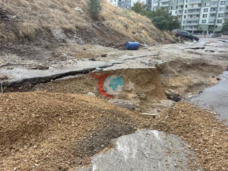 Ankara’da sel sonrası facia Yol yarıldı 20 araç çukura düştü