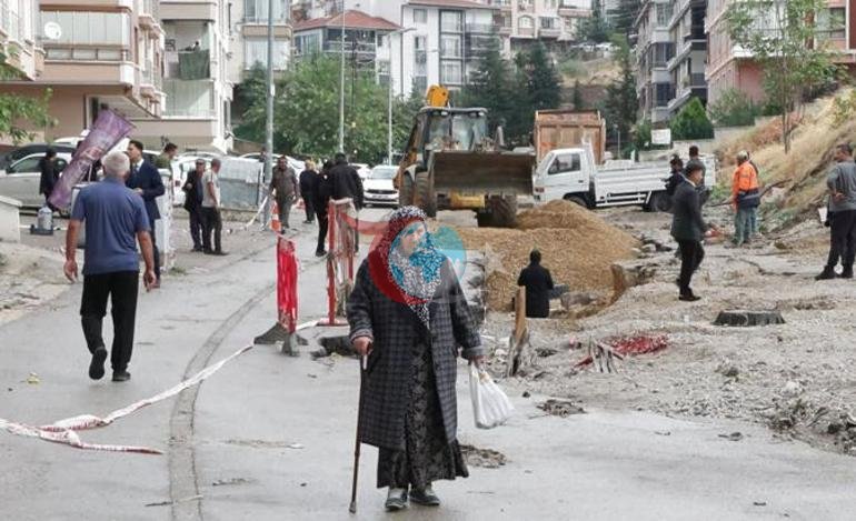 Ankara’da sel sonrası facia Yol yarıldı 20 araç çukura düştü