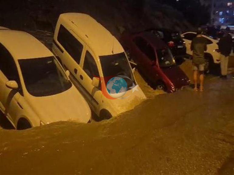 Ankara’da sel sonrası facia Yol yarıldı 20 araç çukura düştü