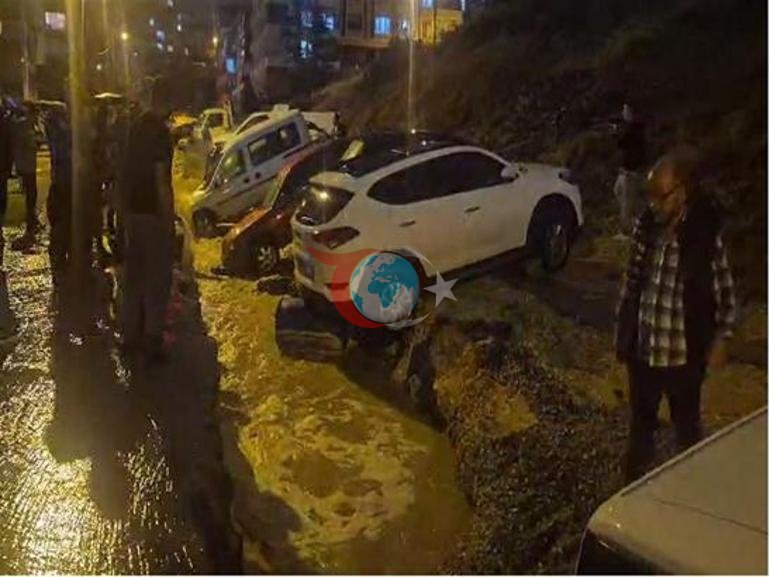 Ankara’da sel sonrası facia Yol yarıldı 20 araç çukura düştü