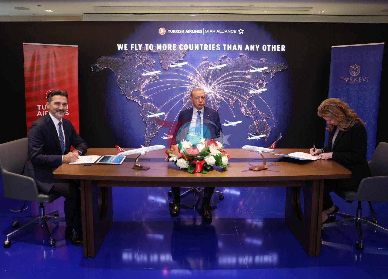 Rejep Taýyp Erdogan (ortada), Murat Şeker (çepde), Stefani Papa (sagda)