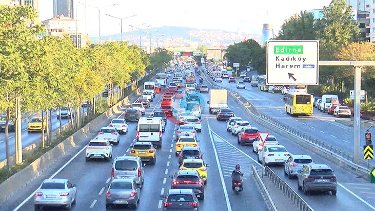 İstanbul'da Yeni Eğitim Yılının İlk Gününde Yoğun Trafik: İBB Verileri Açıklandı