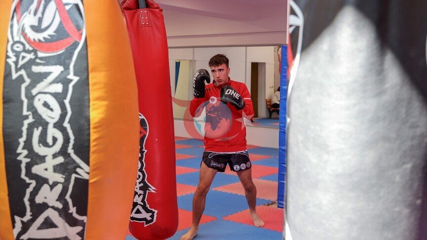 Tek Başına Zirveye: Antrenörsüz Dünya İkincisi Olan Milli Muaythai Sporcusu Yıldız'ın Büyük Başarısı